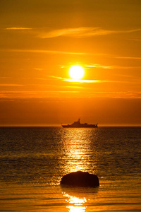 美丽的风景与船在海在日落
