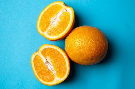 新鲜的橘子，蓝色的背景上孤立