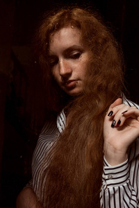 长长的头发站在一个封闭的 g 身后年轻红头发模型