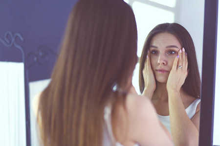 美丽的女人在镜子中图片