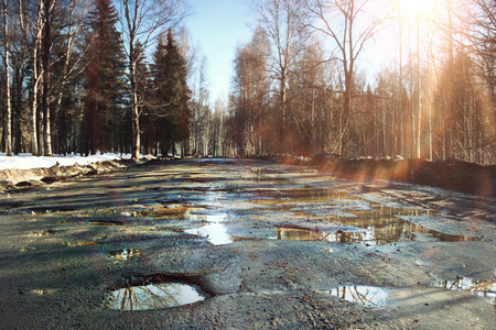 融化的雪在车库图片