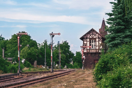 传统德国样式的老铁路横穿德国
