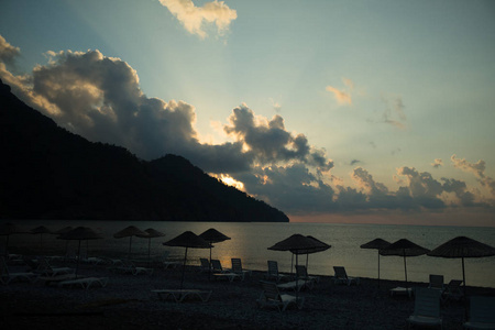 日出太阳在海和天空之上土耳其