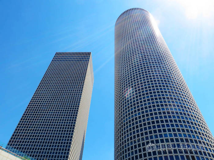 特拉维夫中心的现代摩天大楼.以色列经济和技术繁荣的中心.2018年夏天