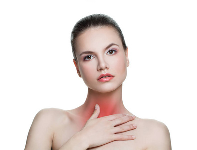 喉咙痛的妇女被隔离在白色背景。红色脖子女性模型