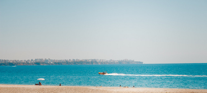 船在土耳其安塔利亚海滩，旅行