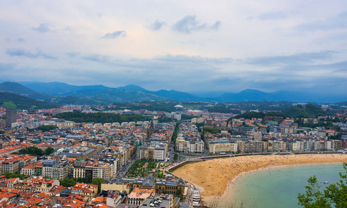 圣塞巴斯蒂安 Donostia 的鸟瞰图在一个美丽的夏日, 西班牙