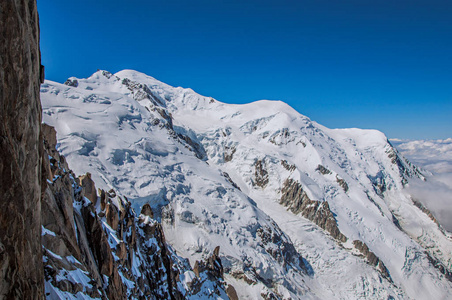 从钻头 du Midi，在法国阿尔卑斯山的勃朗峰的视图