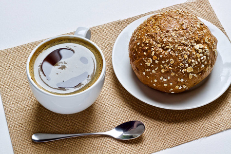 热咖啡杯和牛角面包照片