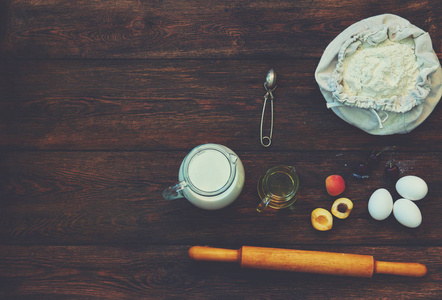 家庭主妇奠定了他的厨房餐桌上的配料, 使一个轻层蛋糕与水果或面包圈果酱