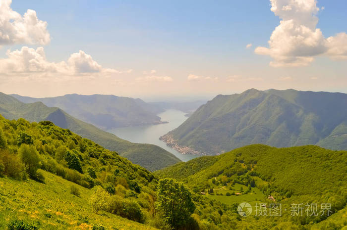 风景秀丽的夏日景色 有蓝天白云 有河流可看见的山谷照片 正版商用图片0rqdki 摄图新视界 风景秀丽的夏日景色 有蓝天白云 有河流可看见的山谷照片 正版商用图片0rqdki 摄图新视界