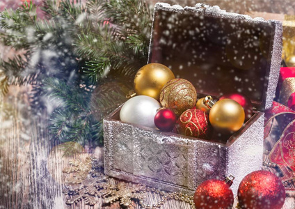 圣诞节球装饰球背景诺树装饰品图片