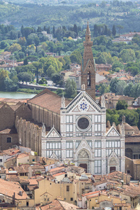 圣十字大教堂和古城佛罗伦萨的全景视图