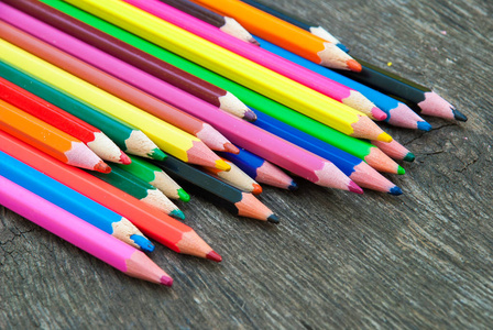 彩色铅笔的木质背景。蜡笔。彩色铅笔。彩色铅笔