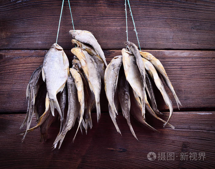 腌腊的鱼挂在一根绳子上