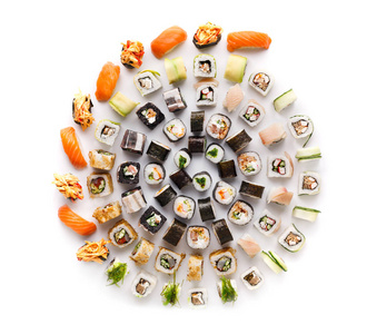 设置为大聚会的寿司。白色背景上的日本食品