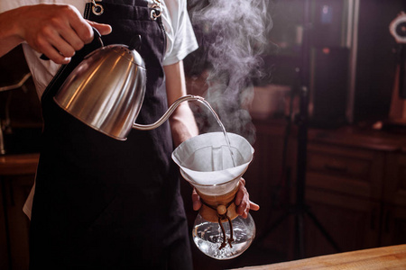 制作梦幻咖啡的一步照片
