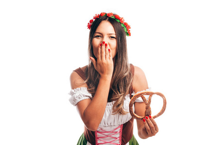 有吸引力的女孩在传统德国服装与脆饼在啤酒节, 被隔绝在白色
