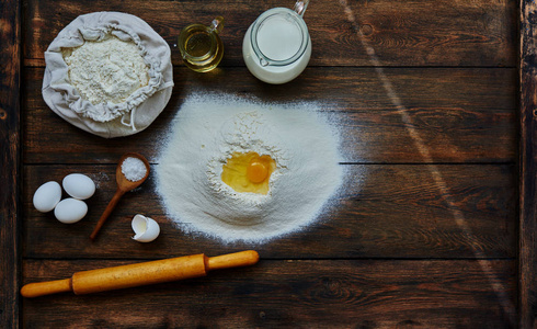 厨师把鸡蛋放在桌上的面粉里, 将糕点做成蛋糕或芝士蛋糕。