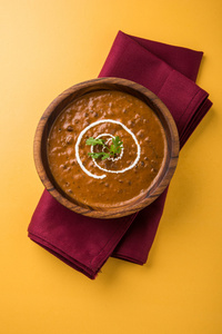 dal makhani 或 dal makhani 或扁豆 makhni，在一个碗里，奉上孤立