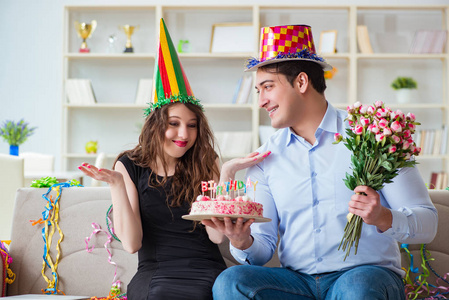 庆祝生日与蛋糕的年轻夫妇