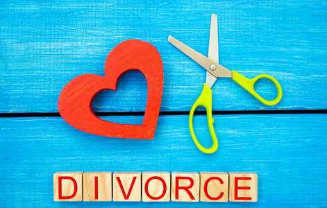 剪刀剪心。题字 离婚。打破关系的概念, 争吵。背叛。取消婚姻。关系问题。蓝色背景