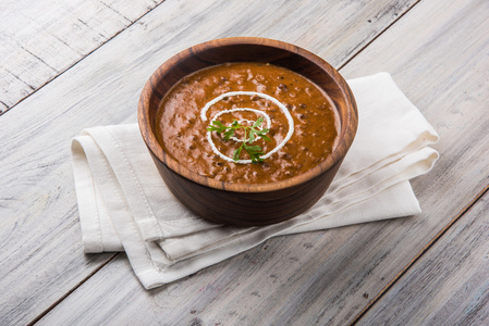 dal makhani 或 dal makhani 或扁豆 makhni，在一个碗里，奉上孤立