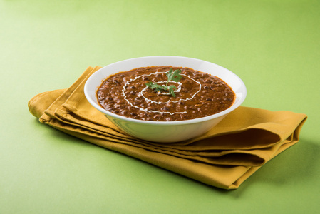 dal makhani 或 dal makhani 或扁豆 makhni，在一个碗里，奉上孤立