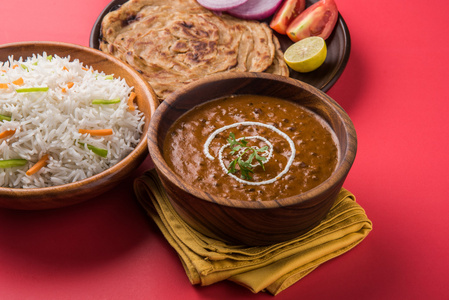 Dal 茅屋或 daal makhni 或 daal 茅屋, 印度午餐晚餐项目与平原大米和黄油印度, 薄饼, 煎饼和沙拉