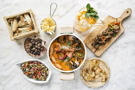 卤肉饭套餐海鲜选择美食套餐上桌照片