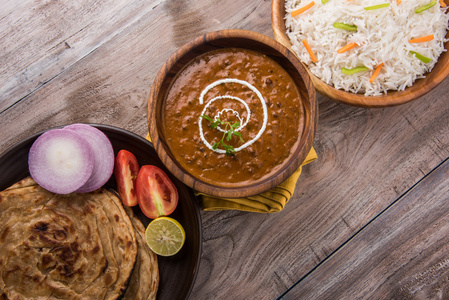 Dal 茅屋或 daal makhni 或 daal 茅屋, 印度午餐晚餐项目与平原大米和黄油印度, 薄饼, 煎饼和沙拉
