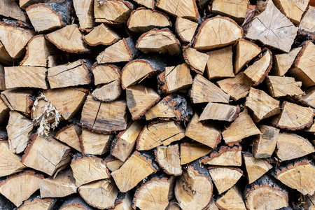 为冬天和寒冷的天气准备的木堆.干碎的橡木.木质背景纹理照片