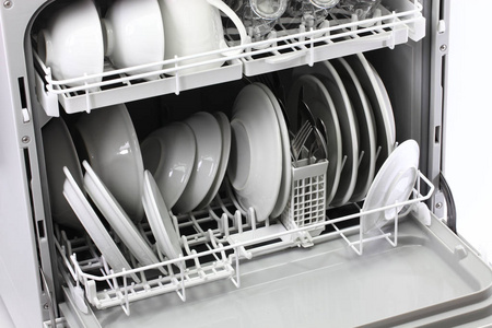 开放式洗碗机与干净的菜肴隔绝白色背景