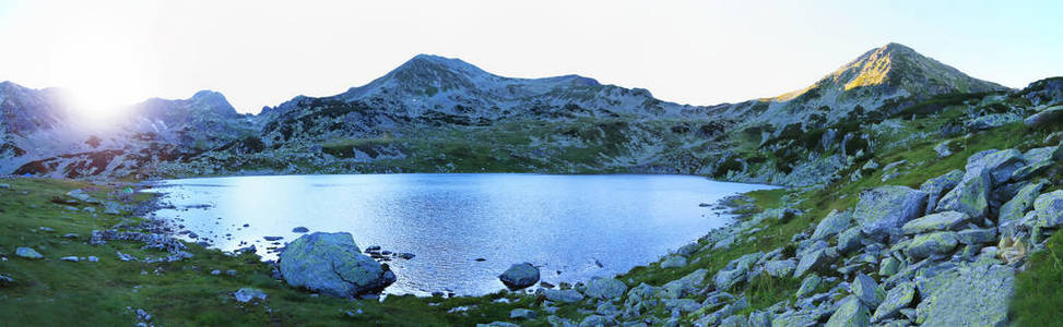 山峰与冰川湖泊在日落时的高山全景