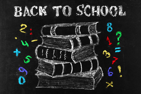 回到学校的背景。书和数学符号栈在学校黑板上画粉笔