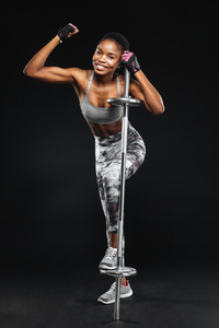 与杠铃锻炼健身女人的特写肖像