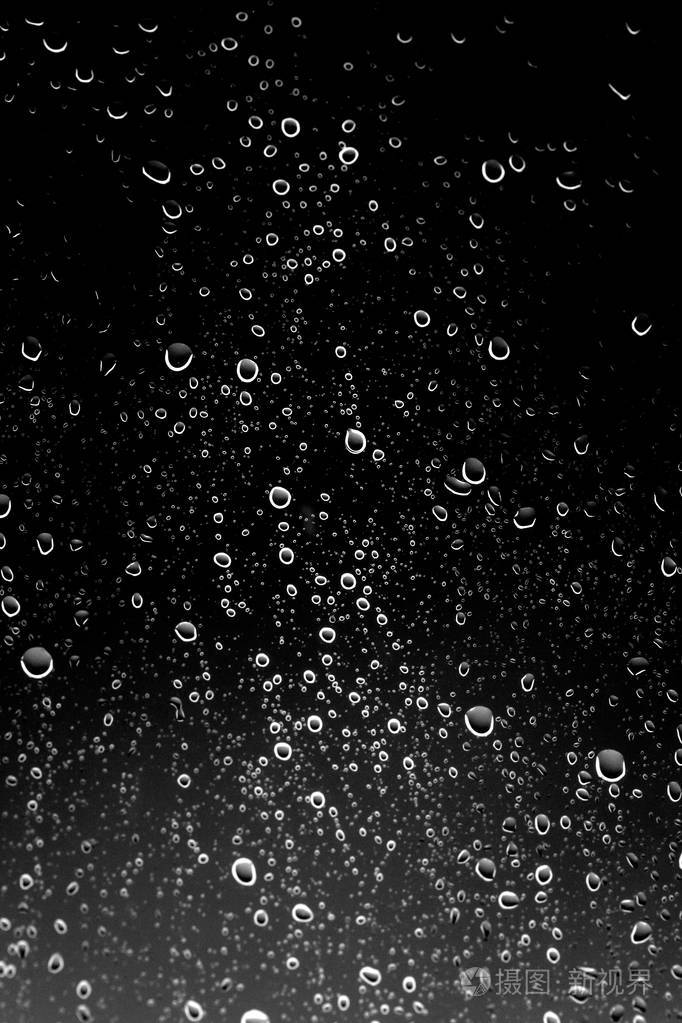 黑玻璃上的雨滴