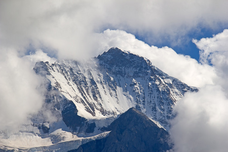 多云的 Eiger 山