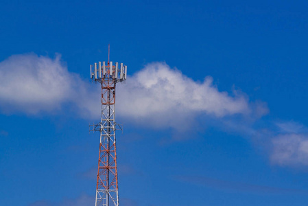 移动电话通信天线塔与蓝蓝的天空和 c