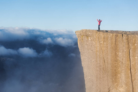 关于岩石 Preikestolen，挪威的女孩