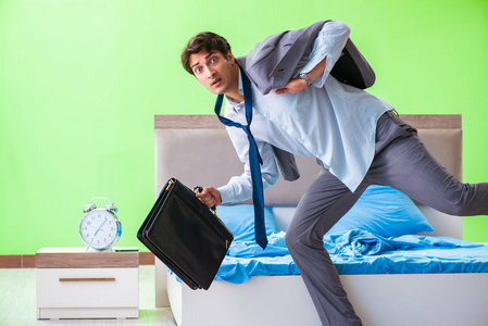 在卧室上班迟到的员工在时间管理学照片