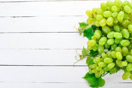 葡萄。白色木质背景的新鲜白葡萄。顶部视图。文本的可用空间