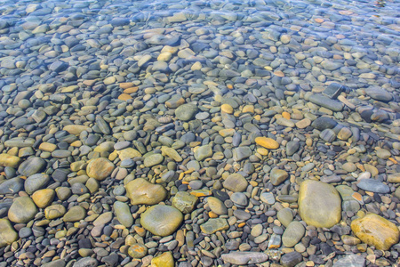 海和水下的鹅卵石在海滩。卵石背景