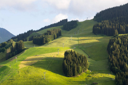 美丽的阿尔卑斯山风景与 Zwolferkogel 缆绳车在 HinterglemmSaalbach, 泽尔是看见区, 萨尔茨堡