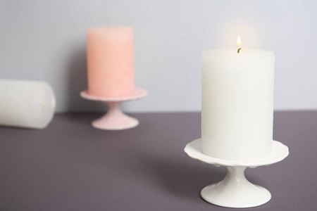 装饰蜡蜡烛在桌上反对光背景