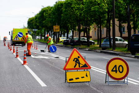 道路工程 绘画的行车线 选择性专注于道路标志