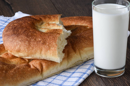质朴的风格。木桌上的面包和牛奶