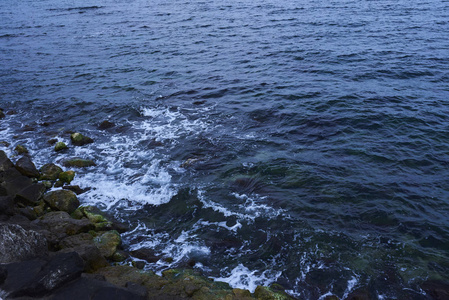 日落时分海面上的石头溅浪