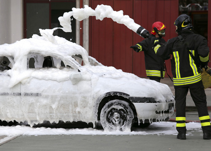运动过程中的消防员灭火在一辆车