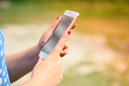 使用智能手机的女人照片